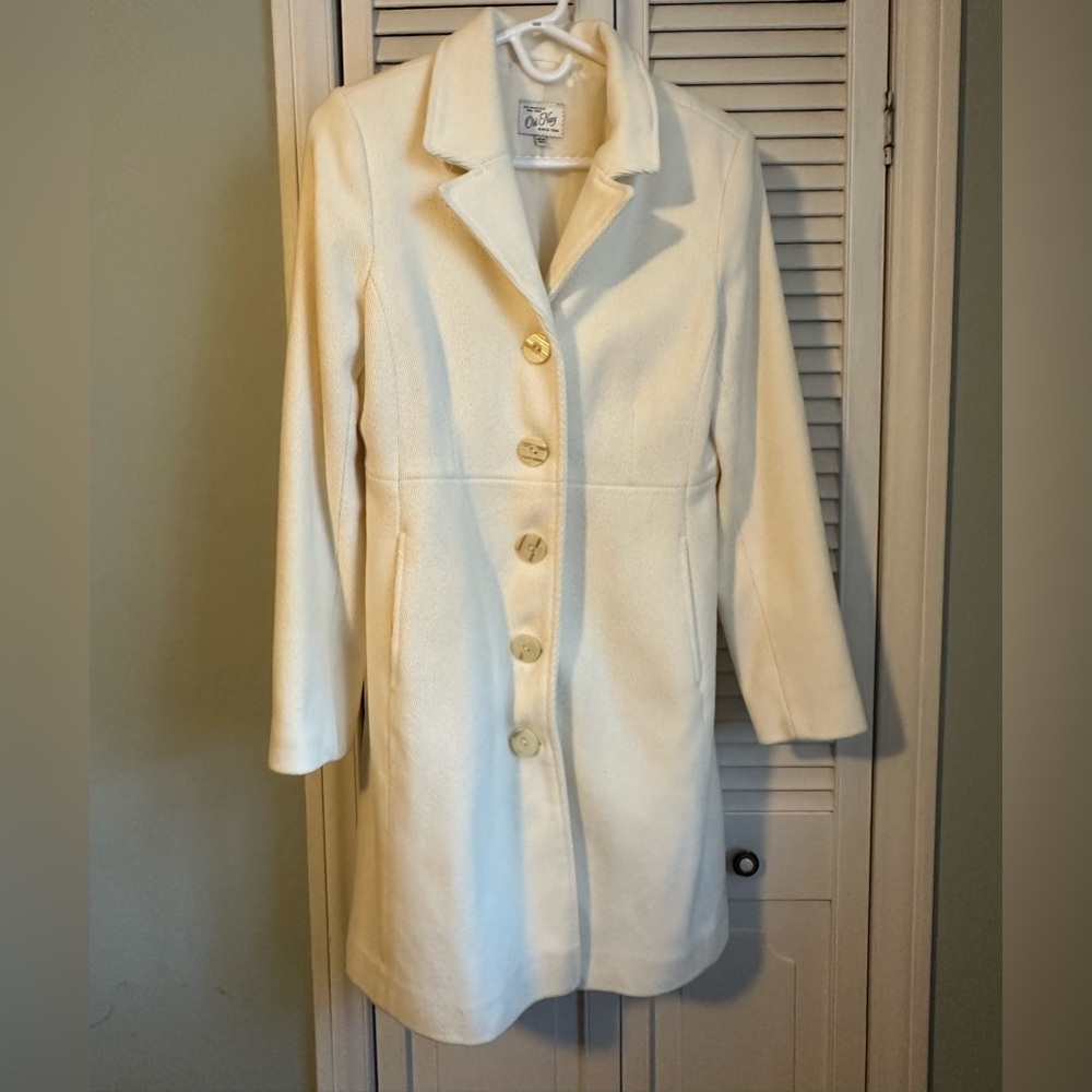 WHITE COAT